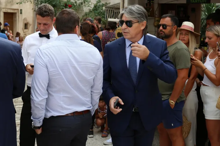 [FOTOGALERIJA] Ćorluka sa svatovima dočekao Franku pred crkvom, izgledaju prekrasno i presretno