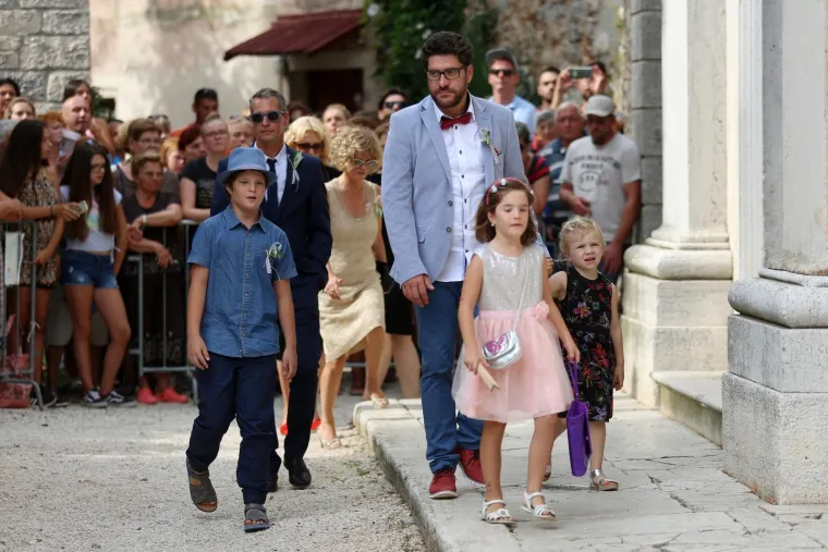 [FOTOGALERIJA] Ćorluka sa svatovima dočekao Franku pred crkvom, izgledaju prekrasno i presretno