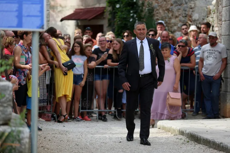 [FOTOGALERIJA] Ćorluka sa svatovima dočekao Franku pred crkvom, izgledaju prekrasno i presretno