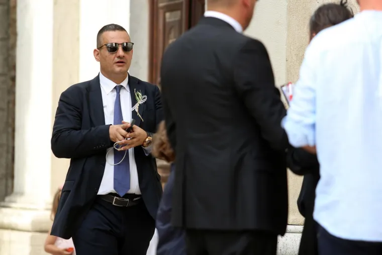 [FOTOGALERIJA] Ćorluka sa svatovima dočekao Franku pred crkvom, izgledaju prekrasno i presretno