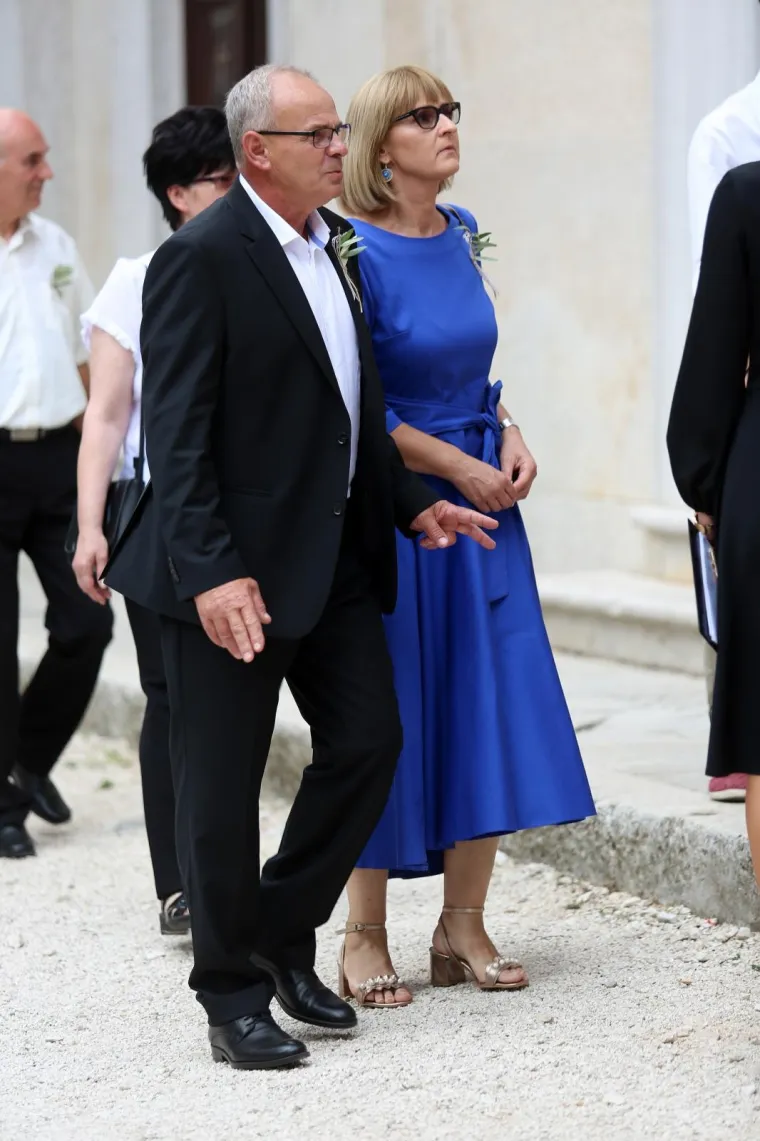 [FOTOGALERIJA] Ćorluka sa svatovima dočekao Franku pred crkvom, izgledaju prekrasno i presretno