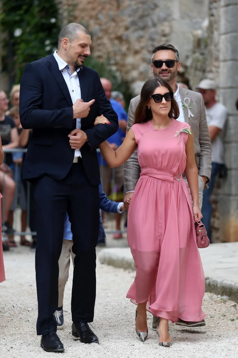 [FOTOGALERIJA] Ćorluka sa svatovima dočekao Franku pred crkvom, izgledaju prekrasno i presretno