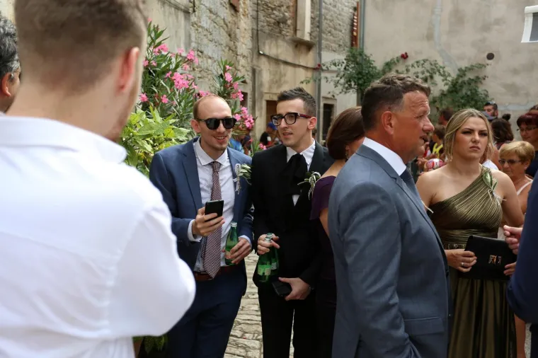 [FOTOGALERIJA] Ćorluka sa svatovima dočekao Franku pred crkvom, izgledaju prekrasno i presretno