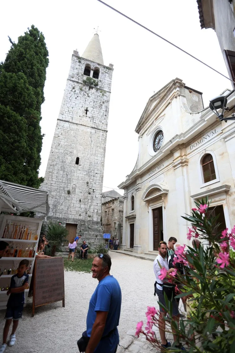 [FOTOGALERIJA] Ćorluka sa svatovima dočekao Franku pred crkvom, izgledaju prekrasno i presretno