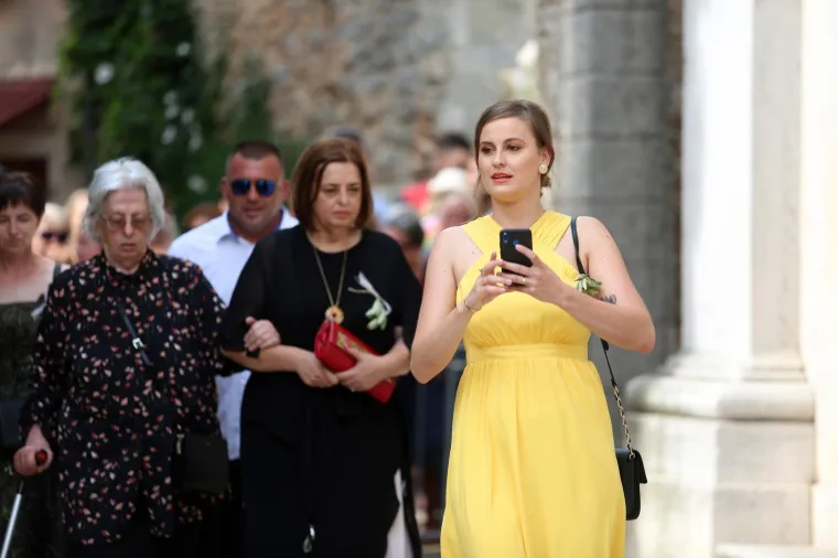 [FOTOGALERIJA] Ćorluka sa svatovima dočekao Franku pred crkvom, izgledaju prekrasno i presretno