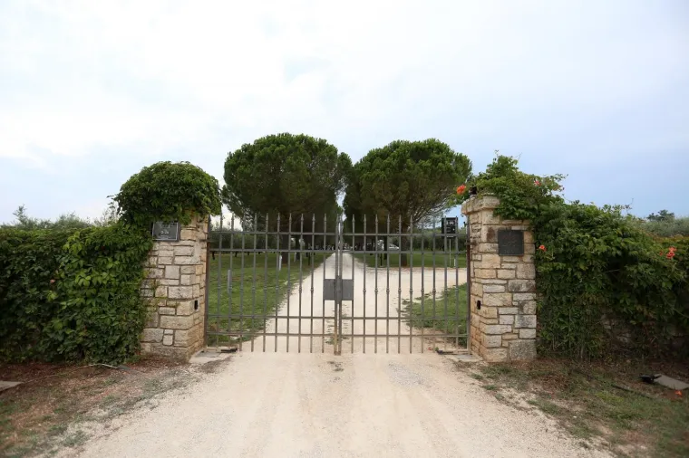 SRETNI MLADENCI STIGLI SU U VILU MENEGHETTI: Kreće velika fe&scaron;ta na bajkovitom imanju