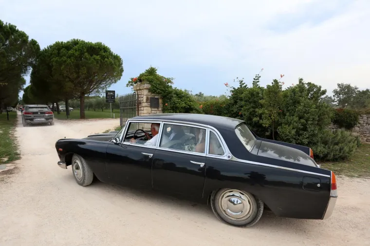 SRETNI MLADENCI STIGLI SU U VILU MENEGHETTI: Kreće velika fe&scaron;ta na bajkovitom imanju