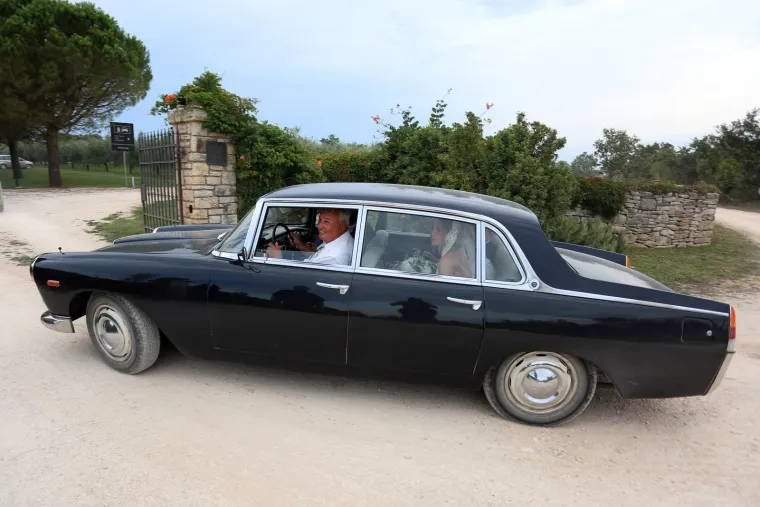 SRETNI MLADENCI STIGLI SU U VILU MENEGHETTI: Kreće velika fe&scaron;ta na bajkovitom imanju