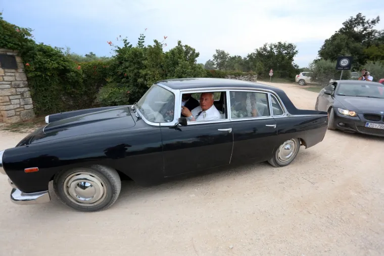 SRETNI MLADENCI STIGLI SU U VILU MENEGHETTI: Kreće velika fe&scaron;ta na bajkovitom imanju