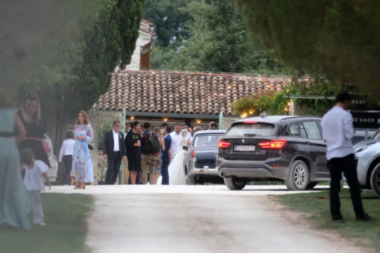 SRETNI MLADENCI STIGLI SU U VILU MENEGHETTI: Kreće velika fe&scaron;ta na bajkovitom imanju