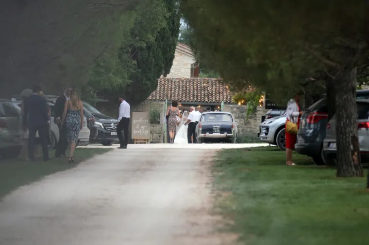 SRETNI MLADENCI STIGLI SU U VILU MENEGHETTI: Kreće velika fe&scaron;ta na bajkovitom imanju