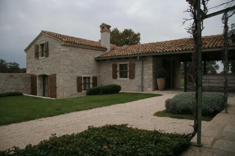 SRETNI MLADENCI STIGLI SU U VILU MENEGHETTI: Kreće velika fe&scaron;ta na bajkovitom imanju