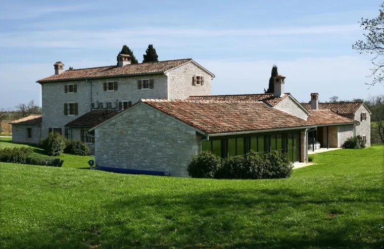 SRETNI MLADENCI STIGLI SU U VILU MENEGHETTI: Kreće velika fe&scaron;ta na bajkovitom imanju