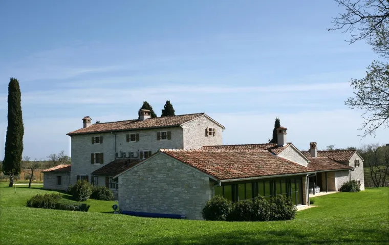 SRETNI MLADENCI STIGLI SU U VILU MENEGHETTI: Kreće velika fe&scaron;ta na bajkovitom imanju