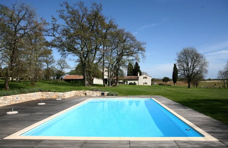 SRETNI MLADENCI STIGLI SU U VILU MENEGHETTI: Kreće velika fe&scaron;ta na bajkovitom imanju