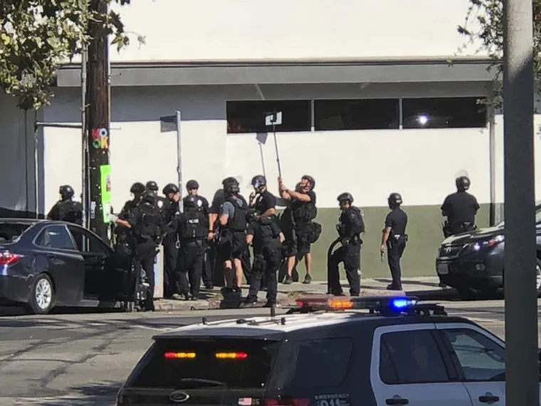 Nakon talačke krize koja je između naoružanog muškarca i policije trajala satima u jednom supermarketu u Los Angelesu jedna se žena nalazi u kritičnom stanju, objavili su dužnosnici.