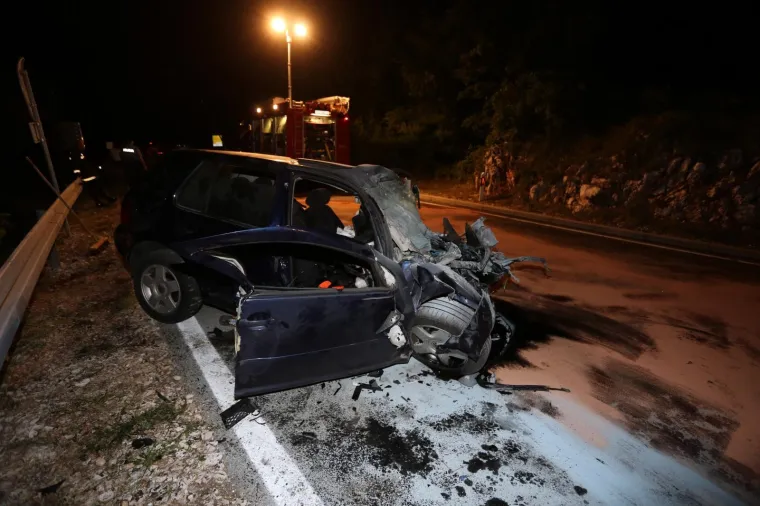 U sudaru osobnog automobila i autobusa u blizini raskrižja ceste od Brseča ka jugu i odvojka za trajektno pristani&scaron;te Brestova u subotu navečer smrtno su stradale dvije osobe, izvijestila je PU primorsko-goranska.