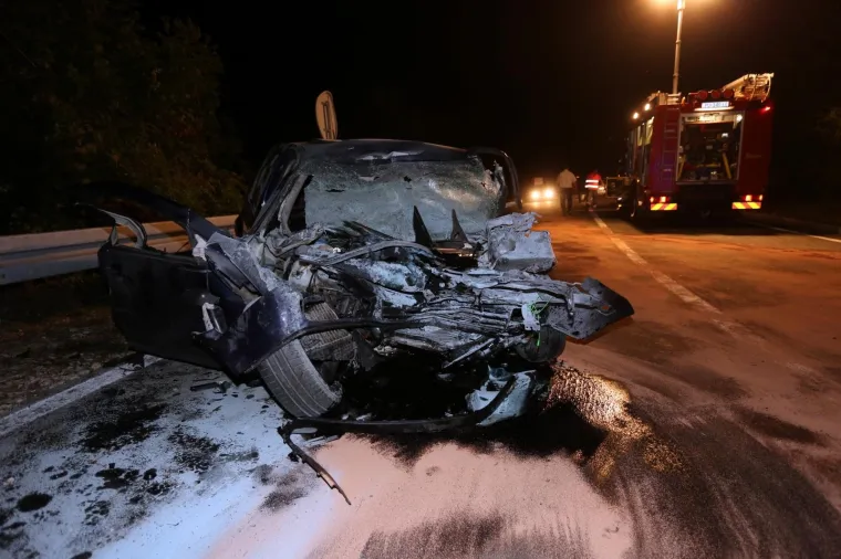 U sudaru osobnog automobila i autobusa u blizini raskrižja ceste od Brseča ka jugu i odvojka za trajektno pristani&scaron;te Brestova u subotu navečer smrtno su stradale dvije osobe, izvijestila je PU primorsko-goranska.