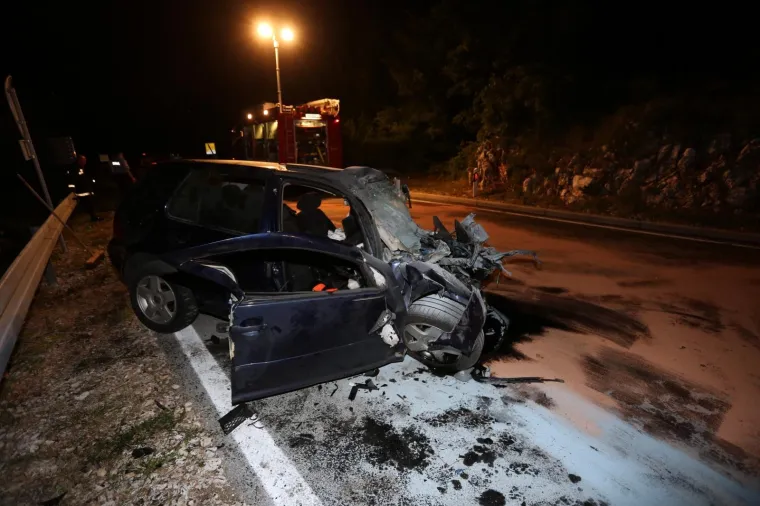 U sudaru osobnog automobila i autobusa u blizini raskrižja ceste od Brseča ka jugu i odvojka za trajektno pristani&scaron;te Brestova u subotu navečer smrtno su stradale dvije osobe, izvijestila je PU primorsko-goranska.