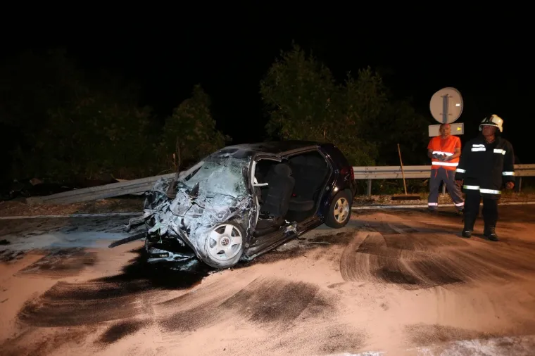 U sudaru osobnog automobila i autobusa u blizini raskrižja ceste od Brseča ka jugu i odvojka za trajektno pristani&scaron;te Brestova u subotu navečer smrtno su stradale dvije osobe, izvijestila je PU primorsko-goranska.