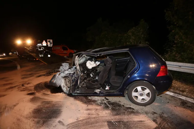 U sudaru osobnog automobila i autobusa u blizini raskrižja ceste od Brseča ka jugu i odvojka za trajektno pristani&scaron;te Brestova u subotu navečer smrtno su stradale dvije osobe, izvijestila je PU primorsko-goranska.