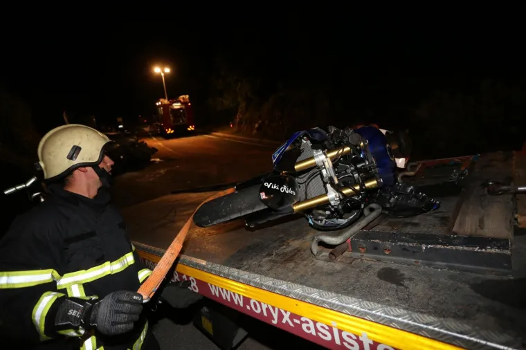 U sudaru osobnog automobila i autobusa u blizini raskrižja ceste od Brseča ka jugu i odvojka za trajektno pristani&scaron;te Brestova u subotu navečer smrtno su stradale dvije osobe, izvijestila je PU primorsko-goranska.