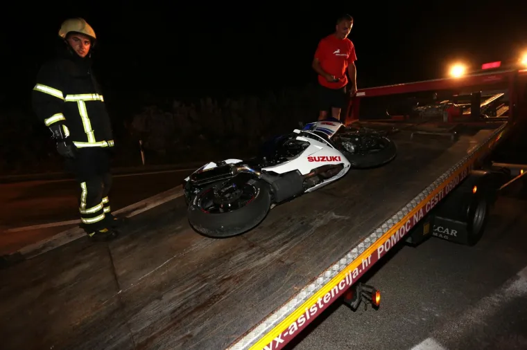 U sudaru osobnog automobila i autobusa u blizini raskrižja ceste od Brseča ka jugu i odvojka za trajektno pristani&scaron;te Brestova u subotu navečer smrtno su stradale dvije osobe, izvijestila je PU primorsko-goranska.