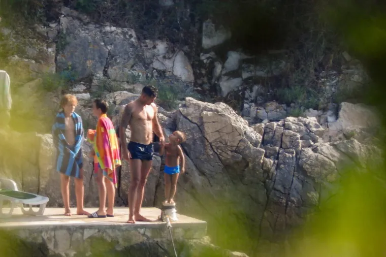 DEJAN LOVREN LJETUJE S POZNATIM GLUMCEM: Pogledajte &scaron;to rade kada se trude biti ozbiljni