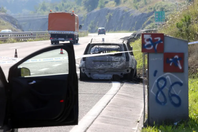 Ford Fiesta se oko 2 sata zapalila na autocesti A6 Rijeka - Zagreb u smjeru Karlovca, nakon tunela Veliki Glozac, a uzrok nesrece nije poznat. U njemu je pronađena jedna osoba mrtva