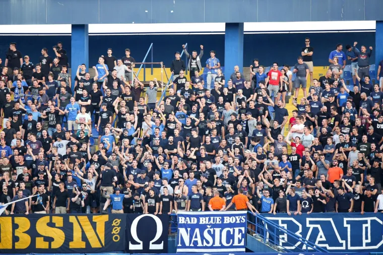 MAKSIMIRSKE TRIBINE SLAVE DINAMOVU IGRU: Boysi pjesmom trasiraju put momčadi do prve europske pobjede