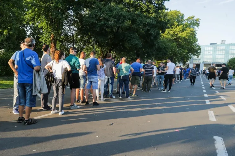 Uoči utakmice Dinama i Hapoela Beer-Sheva navijači su u dugačkom redu čekali na kupnju ulaznica.