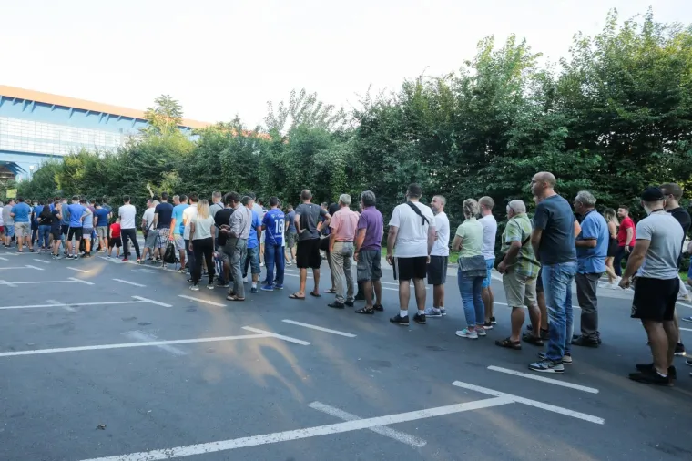 SLIKA KOJA SE U MAKSIMIRU NE VIDI ČESTO: Navijači u redu čekali na kupnju ulaznica za Dinamovu ovosezonsku premijeru