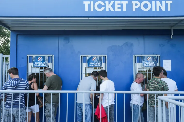 SLIKA KOJA SE U MAKSIMIRU NE VIDI ČESTO: Navijači u redu čekali na kupnju ulaznica za Dinamovu ovosezonsku premijeru
