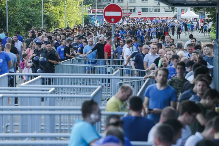 SLIKA KOJA SE U MAKSIMIRU NE VIDI ČESTO: Navijači u redu čekali na kupnju ulaznica za Dinamovu ovosezonsku premijeru