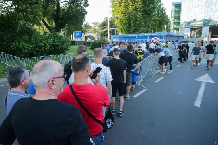 SLIKA KOJA SE U MAKSIMIRU NE VIDI ČESTO: Navijači u redu čekali na kupnju ulaznica za Dinamovu ovosezonsku premijeru