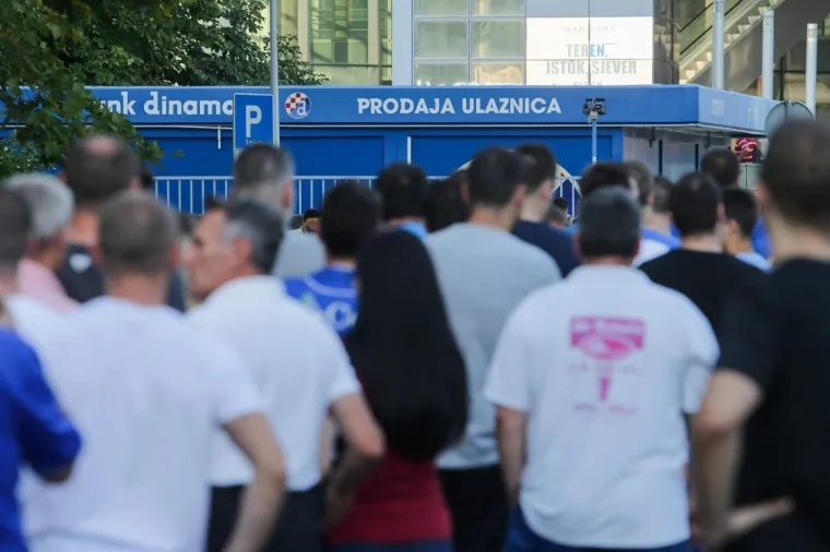 SLIKA KOJA SE U MAKSIMIRU NE VIDI ČESTO: Navijači u redu čekali na kupnju ulaznica za Dinamovu ovosezonsku premijeru