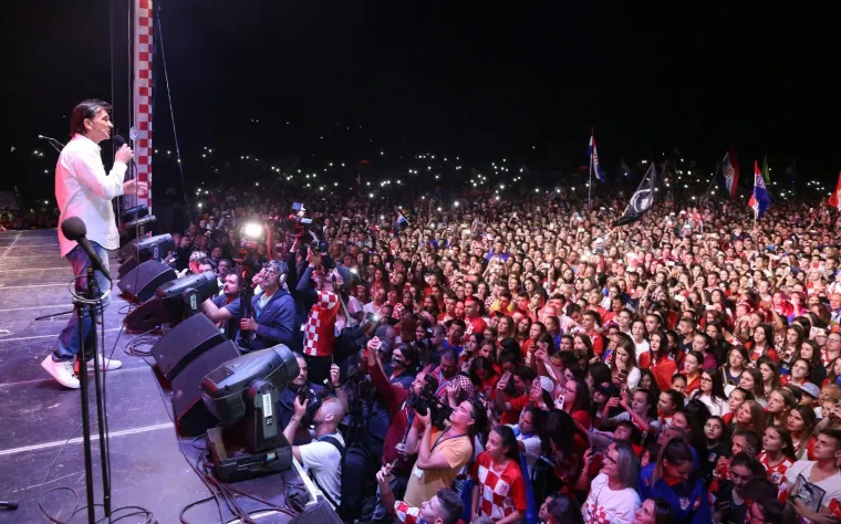 Izbornik Hrvatske nogometne reprezetacije Zlatko Dalić stigao na stadion Zgona u Livnu, gdje ga je dočekalo nekoliko desetaka tisuca oboŽavatelja.