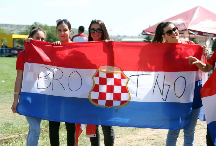 Livno, rodno mjesto Zlatka Dalića, s nestrpljenjem očekuje dolazak hrvatskog izbornika. U grad su stigli navijači Vatrenih iz svih dijelova BiH, Hrvatske i susjednih zemalja, a očekuje se najmanje 40.000 ljudi na dočeku koji će se zauvijek pamtiti.