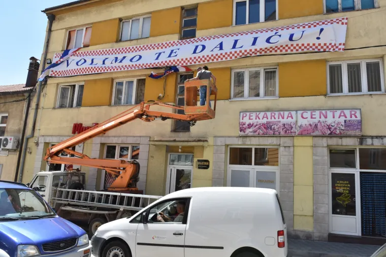 POGLEDAJTE KAKO LIVNJACI SLAVE SVOG DALIĆA: Cijeli grad obilježili muralima u čast srebrnog izbornika