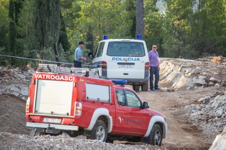 U zrakoplovnoj nesreći koja se u srijedu popodne dogodila u dubrovačkoj Zračnoj luci u zrakoplovu austrijske cessne, osim pilota, bilo je dvoje putnika, a po prvim informacijama iz Hitne medicinske pomoći, jedna je osoba teže ozlijeđena s vi&scaron;estrukim prijelomima, ali vitalni organi nisu joj ugroženi, i dvije su osobe lak&scaron;e ozlijeđena.