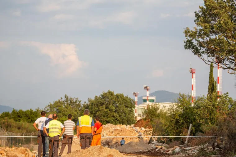 TE&Scaron;KA NESREĆA U DUBROVNIKU: Tri osobe ozlijeđene u padu manjeg zrakoplova u zračnoj luci