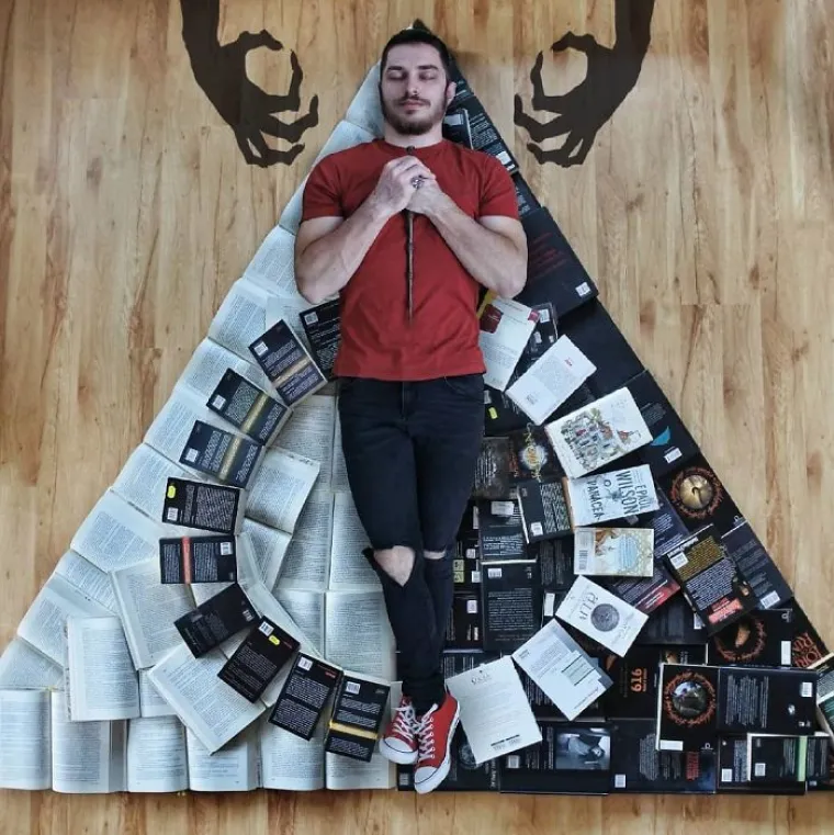 Najbolje iskori&scaron;teno vrijeme uz knjige: pogledajte kako je ovaj mladić  iskoristio svoju kreativnost i postao popularan na Instagramu