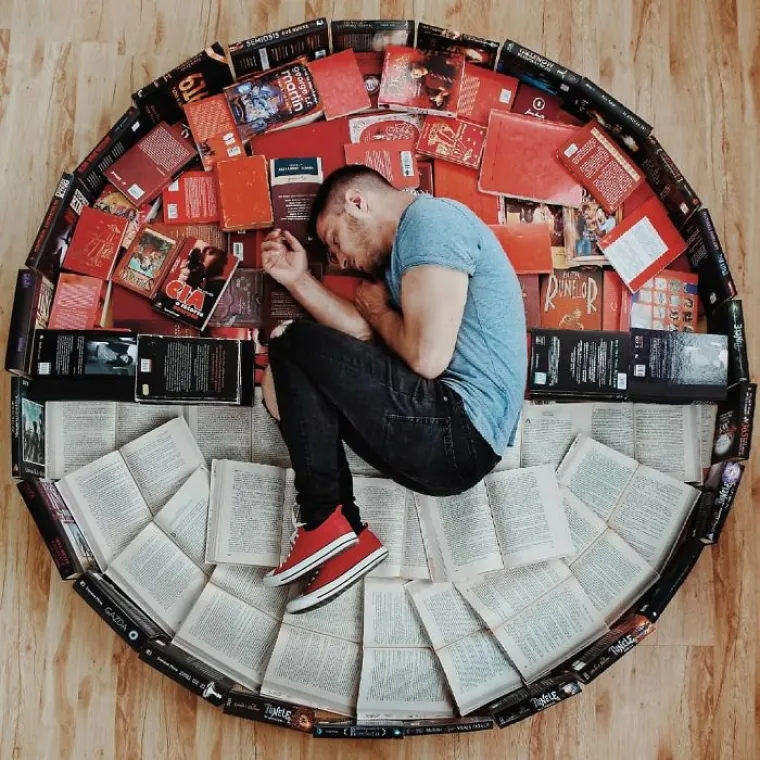 Najbolje iskori&scaron;teno vrijeme uz knjige: pogledajte kako je ovaj mladić  iskoristio svoju kreativnost i postao popularan na Instagramu