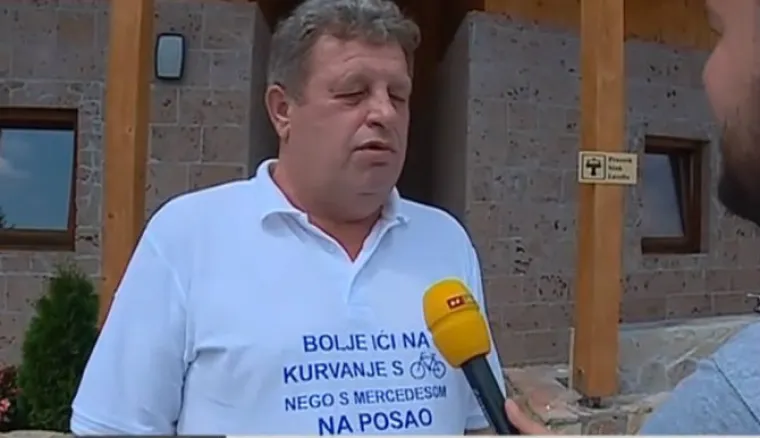 Ovakav nastup kod &Scaron;prajca jo&scaron; niste vidjeli: Macola u zanimljivoj majici najavio lički Las Vegas