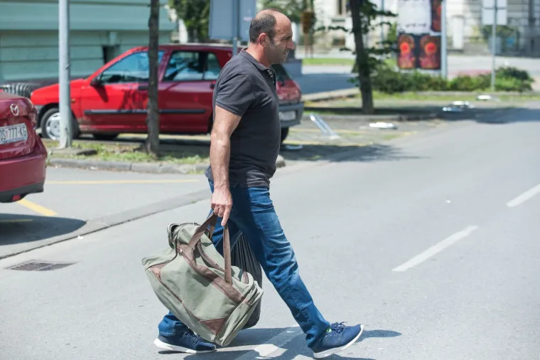 Kurd Nurettin Oral pu&scaron;ten je u srijedu oko 14 sati iz zatvora u Osijeku, gdje je bio u ekstradicijskom pritvoru ravno godinu dana. Odvezen je u &scaron;vicarsku ambasadu u Zagrebu te će biti upućen u &Scaron;vicarsku, u kojoj on i njegova obitelj već 13 godina imaju politički azil.