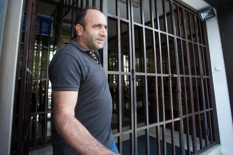 Kurd Nurettin Oral pu&scaron;ten je u srijedu oko 14 sati iz zatvora u Osijeku, gdje je bio u ekstradicijskom pritvoru ravno godinu dana. Odvezen je u &scaron;vicarsku ambasadu u Zagrebu te će biti upućen u &Scaron;vicarsku, u kojoj on i njegova obitelj već 13 godina imaju politički azil.