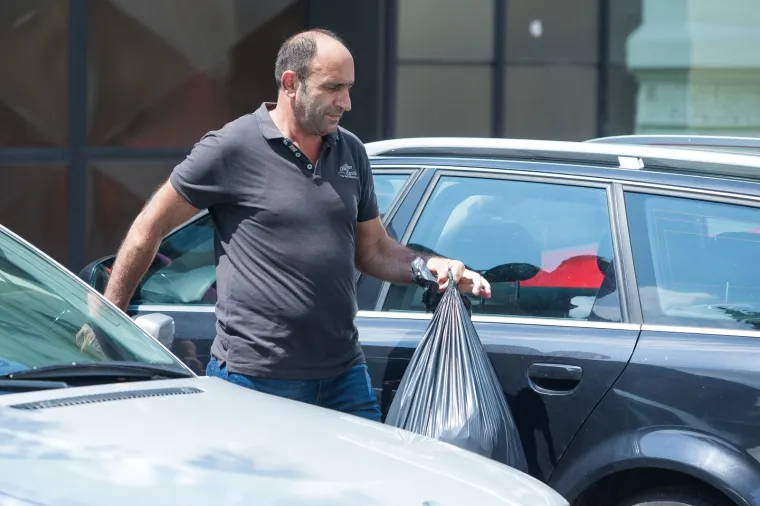 Kurd Nurettin Oral pu&scaron;ten je u srijedu oko 14 sati iz zatvora u Osijeku, gdje je bio u ekstradicijskom pritvoru ravno godinu dana. Odvezen je u &scaron;vicarsku ambasadu u Zagrebu te će biti upućen u &Scaron;vicarsku, u kojoj on i njegova obitelj već 13 godina imaju politički azil.