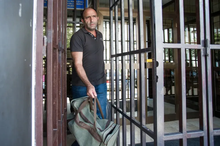 Kurd Nurettin Oral pu&scaron;ten je u srijedu oko 14 sati iz zatvora u Osijeku, gdje je bio u ekstradicijskom pritvoru ravno godinu dana. Odvezen je u &scaron;vicarsku ambasadu u Zagrebu te će biti upućen u &Scaron;vicarsku, u kojoj on i njegova obitelj već 13 godina imaju politički azil.