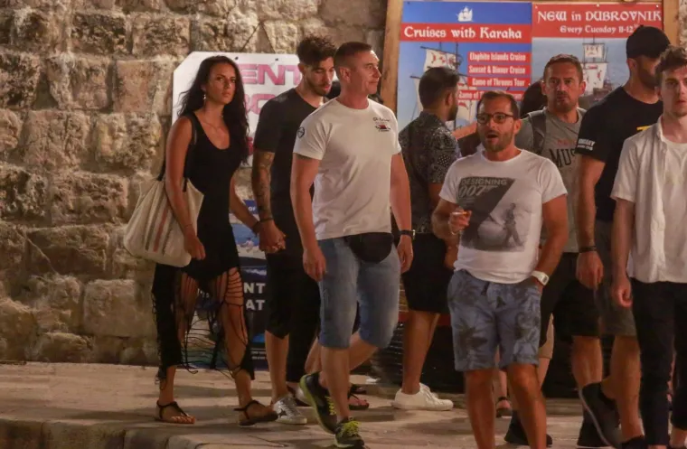 VRSALJKO PROŠETAO DUBROVNIKOM S LIJEPOM SUPRUGOM MATEOM: Romantičnu šetnju prekinule obožavateljice