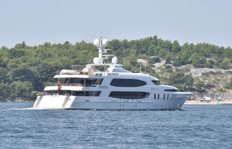 SRNINA SUPRUGA UŽIVA NA LUKSUZNOJ JAHTI: S prijateljima plovi na 57 metara dugačkom brodu
